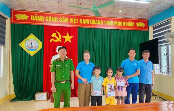 Đoàn thanh niên, Hội LHPN, Công an xã tổ chức thăm tặng quà cho các cháu có hoàn cảnh khó khăn nhân dịp Tết Trung Thu...